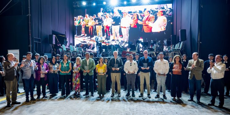 Tercera edición de espectáculo musical “Melodías del Desierto” deslumbra a toda una comunidad en Pica