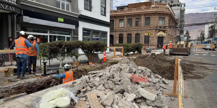 Aguas del Altiplano avanza en renovación de red de Agua Potable en el centro de la ciudad