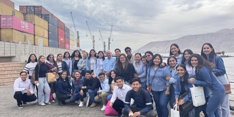 EPI explica ventajas del Puerto de Iquique a futuros profesionales de Bolivia