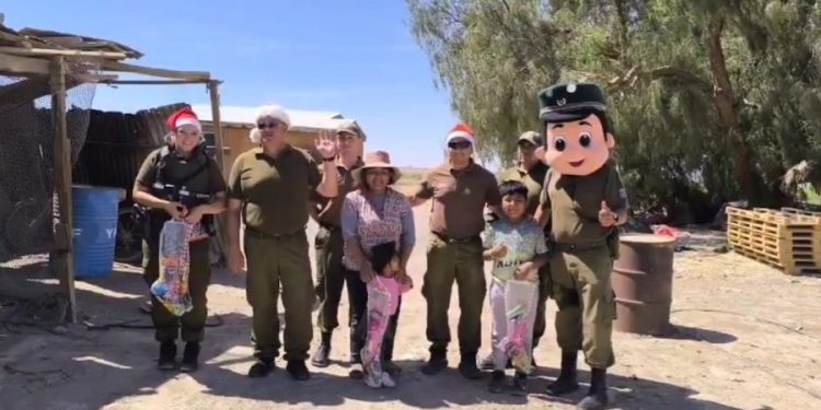Carabineros de la Subcomisaría Huara llevaron alegría navideña a niños de Bajo Soga