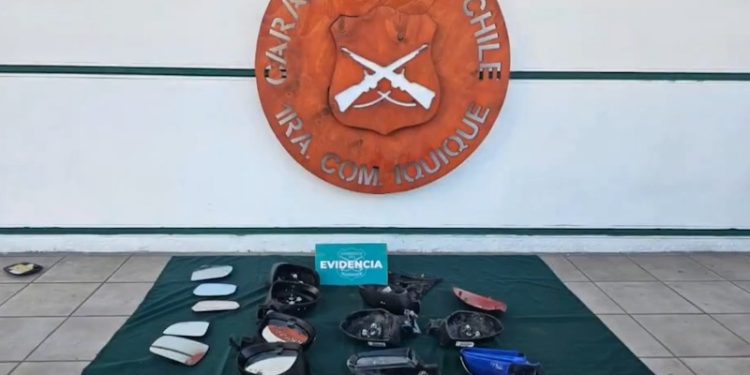 Circulaban en vehículo por el centro con patentes adulteradas portando nueve espejos robados