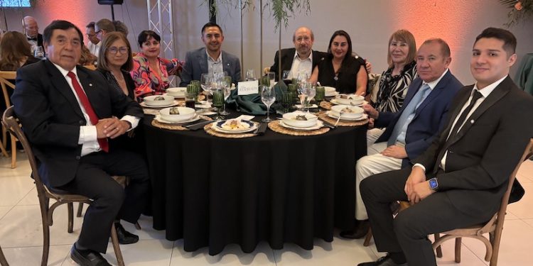 Colegio Regional Iquique distingue a profesionales con 50 años de trayectoria en celebración del Día del Médico