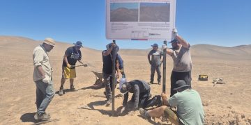 Bienes Nacionales y vecinos de Chanavayita instalan letreros para proteger geoglifos costeros