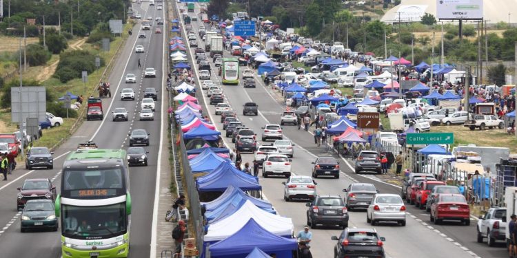 Fin de semana largo: Diez muertos en accidentes y más de un millón de peregrinos a Lo Vásquez