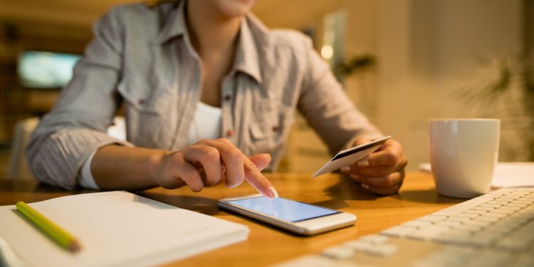 Caídas de apps y errores bancarios: El «seguro digital» que la banca adopta para evitar la fuga masiva de clientes