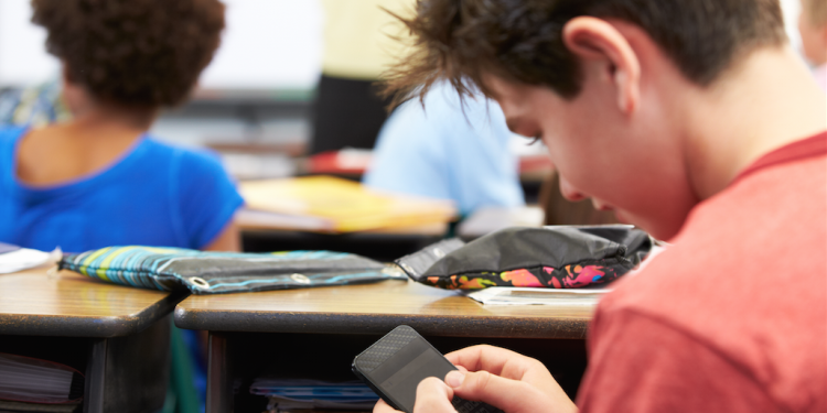 Chao a los celulares en los colegios: Experta valora la medida, pero alerta por sus excepciones