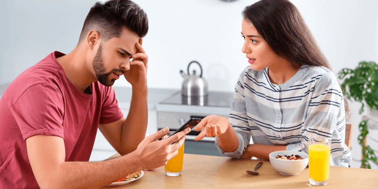 Phubbing: 82% dice que ha sido ignorado por una persona que está pendiente del celular y al 54% le molesta mucho, principalmente cuando se trata de la pareja (30%)