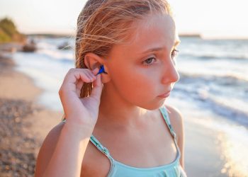 Consejos para evitar infecciones auditivas en temporada de playa y piscina