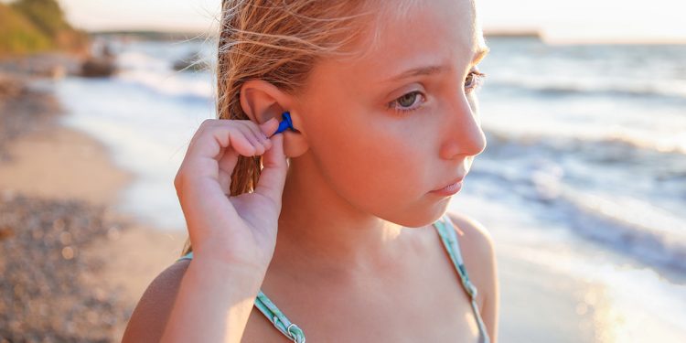 Consejos para evitar infecciones auditivas en temporada de playa y piscina