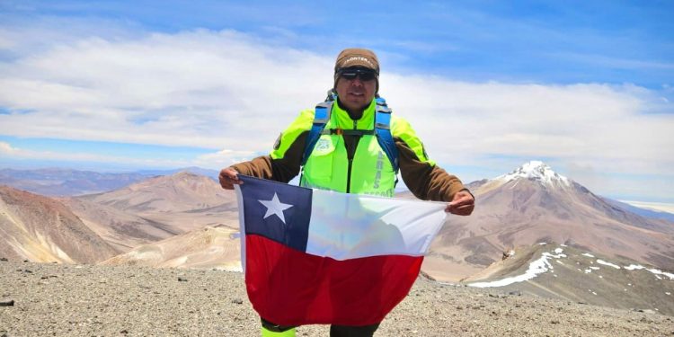 Carabineros ascienden el Volcán Isluga en honor al próximo Día Nacional de la Montaña