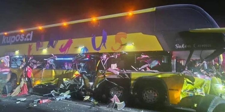 Fatal colisión en Cuesta Acha deja 2 muertos y 5 heridos de gravedad