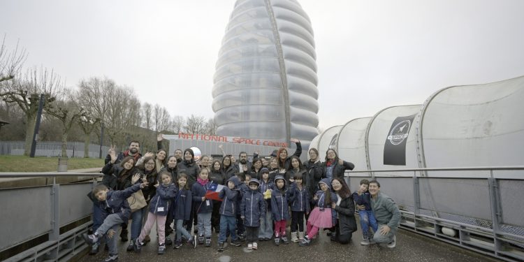 Niña iquiqueña visitó Centro Espacial de Inglaterra por asistencia destacada
