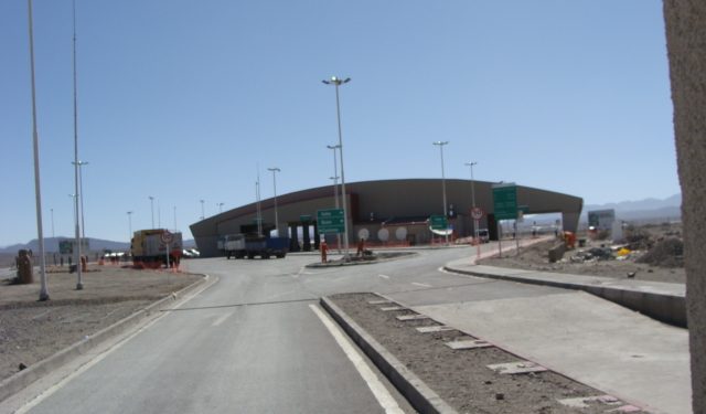 Dotación insuficiente y equipos fuera de servicio: Las deficiencias que Contraloría detectó en Paso Fronterizo de Colchane