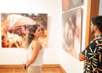 El mar de Iquique se revela bajo la fotografía y el documental en Sala de Arte Casa Collahuasi