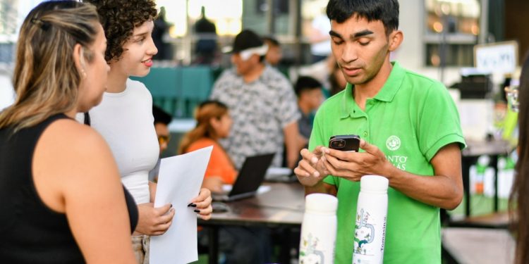 Alta convocatoria marcó la Feria Vocacional y de Postulación de Santo Tomás Iquique