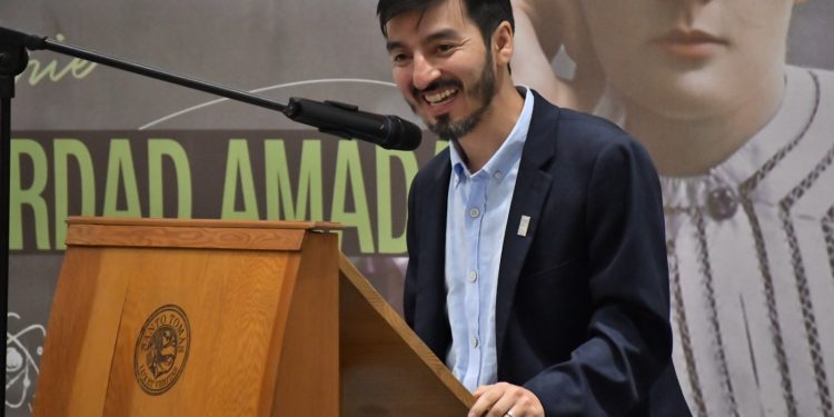 Educar no es transmitir: es conducir hacia la verdad