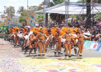 Tinkus San Simón, Hijos de Alto Lupica y Pueblo Oasis Timar en la partida del primer día del Carnaval «Con la Fuerza del Sol 2026»