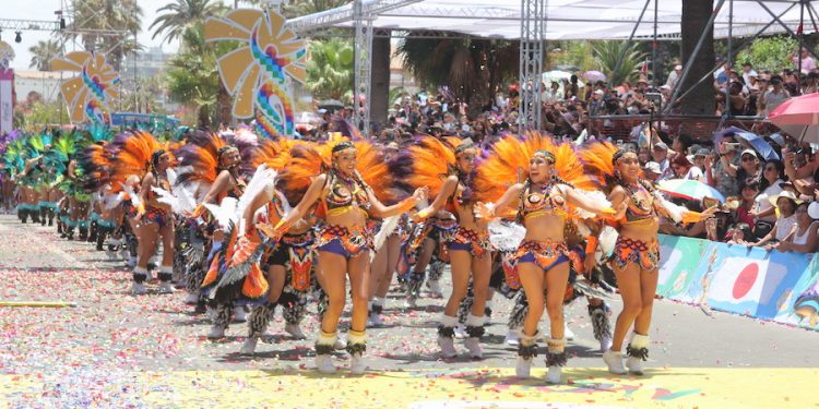 Tinkus San Simón, Hijos de Alto Lupica y Pueblo Oasis Timar en la partida del primer día del Carnaval «Con la Fuerza del Sol 2026»