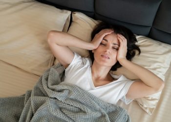 Expertos explican cómo recuperar noches de descanso en pleno verano