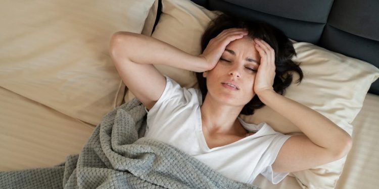 Expertos explican cómo recuperar noches de descanso en pleno verano