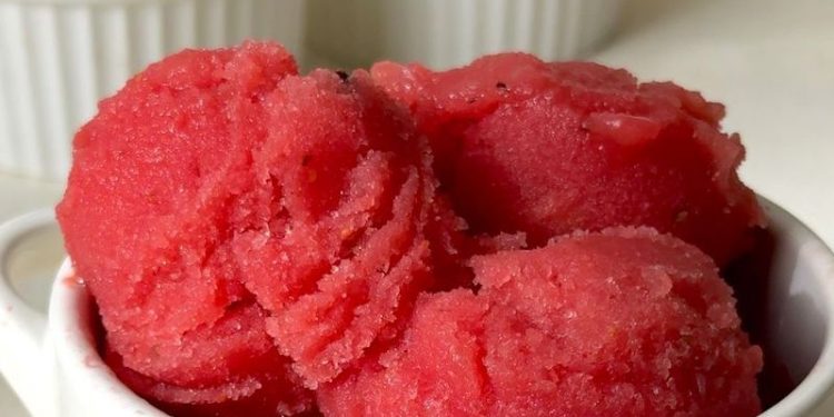 Verano y alimentación saludable: cremas y mantequillas de frutos secos para acompañar frutas de temporada