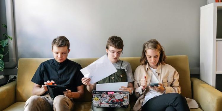 Estudio de la Universidad del Alba revela que jóvenes son quienes consideran al trabajo como menos importante para sus vidas