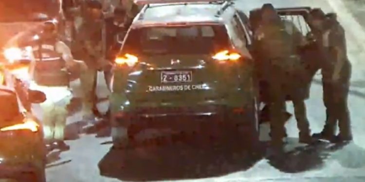 Detenidos por robo de especies al interior de vehículo en Barros Arana con Esmeralda