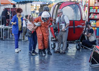 La Plaza Prat se llenó de magia con el espectáculo ‘Apesanteur’ de la compañía francesa Royal de Luxe