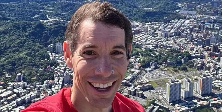 Ascenso triunfal: Alex Honnold escaló el Tapei 101