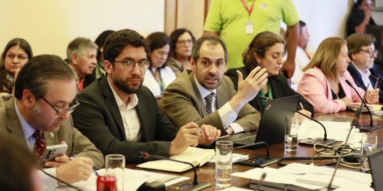Comisión de Hacienda de la Cámara aprueba en general el proyecto de ley de Reajuste del Sector Público 2025 y da luz verde a 36 artículos en particular