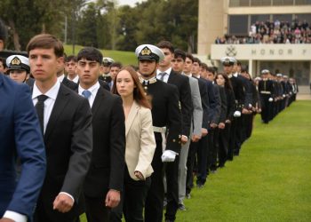 Escuela Naval da la bienvenida a los nuevos reclutas