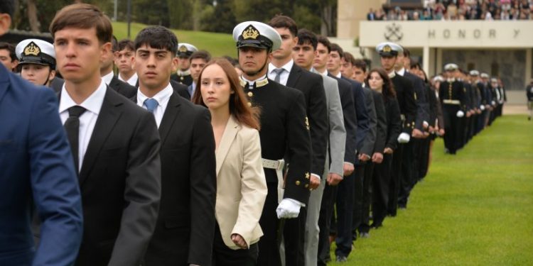 Escuela Naval da la bienvenida a los nuevos reclutas
