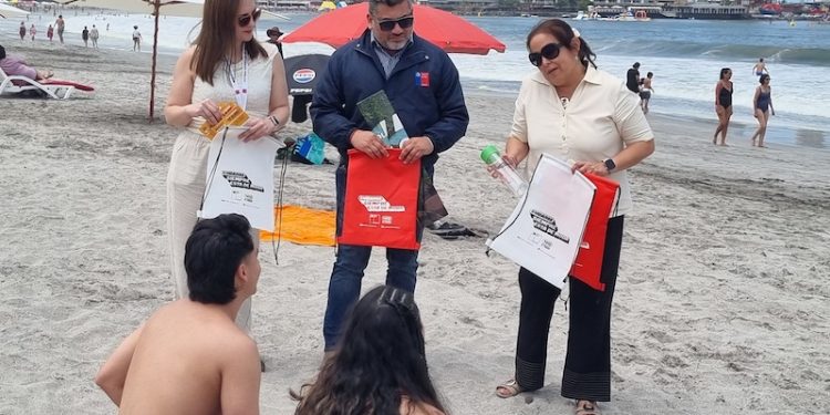 SENDA despliega campaña de verano “Cuidarse siempre está de moda” en Playa Cavancha