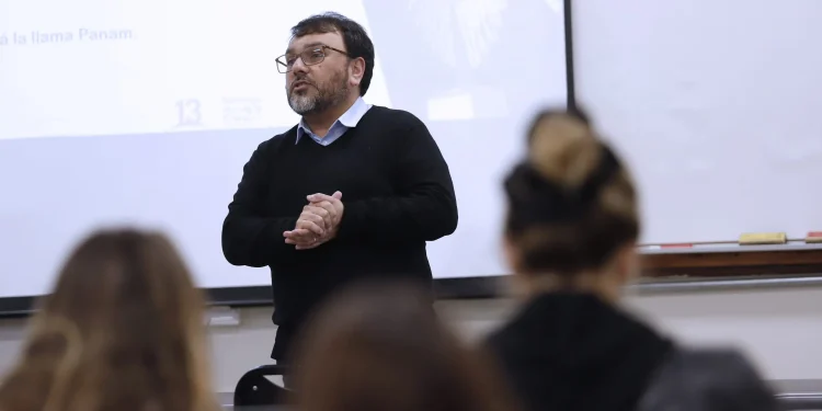 Un gabinete pensado para la “emergencia”: Las claves del equipo que acompañaráa Kast_El presidente electo José Antonio Kast presentó a su gabinete que asumirá el 11 demarzo, conformado mayoritariamente por independientes y perfiles técnicos. La definicióndel equipo responde a un contexto marcado por la seguridad como prioridad delpróximo gobierno.Para Guillermo Bustamante, académico de la Facultad de Comunicación de laUniversidad de los Andes (Uandes), el criterio que ordena el diseño del gabinete es claro.“Lo primero que tenemos que comprender es que el futuro cuerpo ministerial tienecomo punto de unión ‘la emergencia’. Desde esa lógica fue que seleccionaron apersonas de diferentes sensibilidades que permiten afrontar desde cada una de lascarteras específicas el factor común de la seguridad”.Uno de los nombramientos más relevantes fue el de Trinidad Steinert como ministra deSeguridad Pública, cartera clave del nuevo Ejecutivo. Al respecto, el experto señala que“no es extraño” que ella fue la primera en ser presentada anoche, no obstante, indica quesu presencia ha generado dobles lecturas, considerando tanto su trayectoria técnica,como su origen institucional.Sobre ese punto, explica que, por un lado, Steinert cuenta con capacidad para articulara las policías, dado su trabajo anterior como fiscal regional de Tarapacá, donde tambiénha mostrado “un buen manejo técnico en casos complejos, como los que llevóligados al Tren de Aragua o la FACh”, lo que le otorga un respaldo profesional para el rolque asumirá.Sin embargo, “el no tener un apoyo político detrás de manera formal y venir desde unorganismo autónomo como el Ministerio Público, podría complicar su gestión”, diceBustamante.El primer gran desafíoEl cuerpo ministerial de Kast también combina experiencia entre el sector público yprivado, además de distintas generaciones. Según el académico Uandes, “esto hace quela capacidad de diálogo sea la primera prueba que tenga que pasar el gabinete”, undesafío que se proyecta tanto al interior del Ejecutivo como en su relación con otrasinstituciones del Estado.En esa línea, advierte que la articulación con el Parlamento será clave. “No solo enlas reuniones ampliadas, sino también con el Congreso en donde tendrán que mostrar lacintura política”, afirma, subrayando la importancia del manejo político en el inicio delmandato.Finalmente, Bustamante contextualiza la incorporación de personeros vinculados a la exConcertación. “Desde que se formaron los movimientos de Amarillos por Chile yDemócratas figuras de la ex Concertación se acercaron a ellos, porque vieron que les