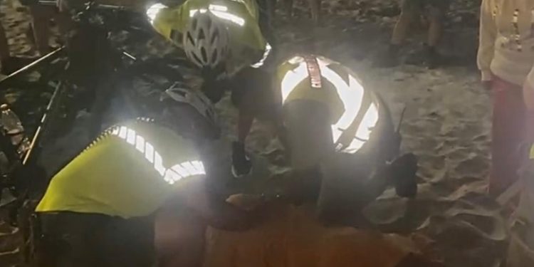 Carabineros auxilian a persona con riesgo de inmersión en el borde costero de Iquique