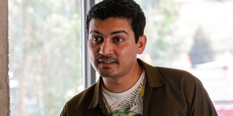Deepak Ramola, académico de Stanford en la U. de Chile: “La educación es una de las herramientas más poderosas que tenemos para dar forma al mundo en el que queremos vivir”