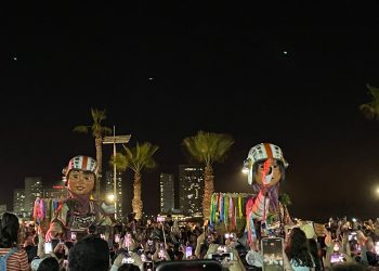 Más de 20 mil espectadores congregados en la costanera de Iquique para ver el Pasacalle “El gigante y los niños Wara Wara”