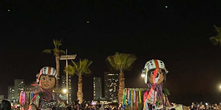 Más de 20 mil espectadores congregados en la costanera de Iquique para ver el Pasacalle “El gigante y los niños Wara Wara”