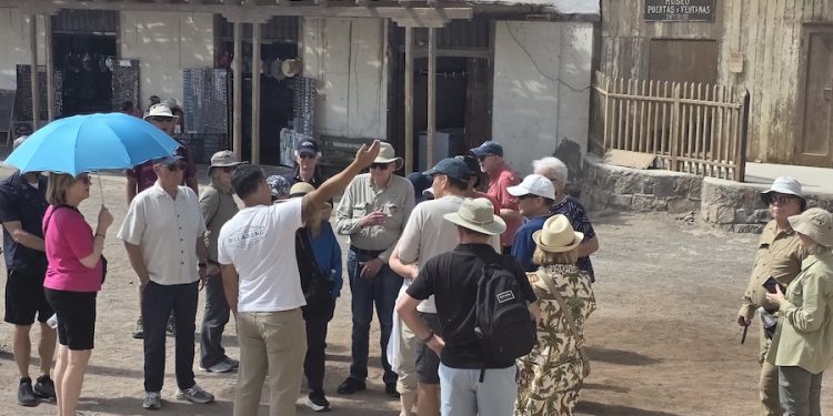 Tres lugares emblemáticos en Salitrera Humberstone visitaron más de 400 turistas que recalaron en Iquique en crucero “Vista”