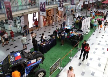 Buggies de Rally rugen y cubren de adrenalina los pasillos del Mall ZOFRI