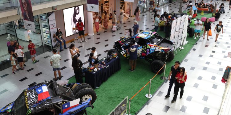 Buggies de Rally rugen y cubren de adrenalina los pasillos del Mall ZOFRI