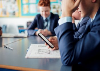 ¿Cómo afrontar nueva Ley que prohibirá uso de celulares en salas de clases? Las recomendaciones para padres y colegios