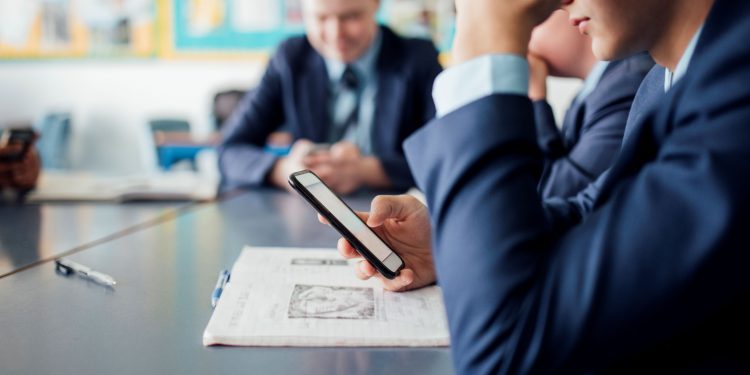 ¿Cómo afrontar nueva Ley que prohibirá uso de celulares en salas de clases? Las recomendaciones para padres y colegios