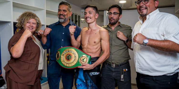 La «Tierra de Campeones» escribió una nueva historia: Iquiqueño “Pato” Carrión se corona primer campeón mundial de boxeo