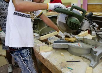 Jóvenes del Centro de Internación Juvenil aprenden oficio en taller de carpintería