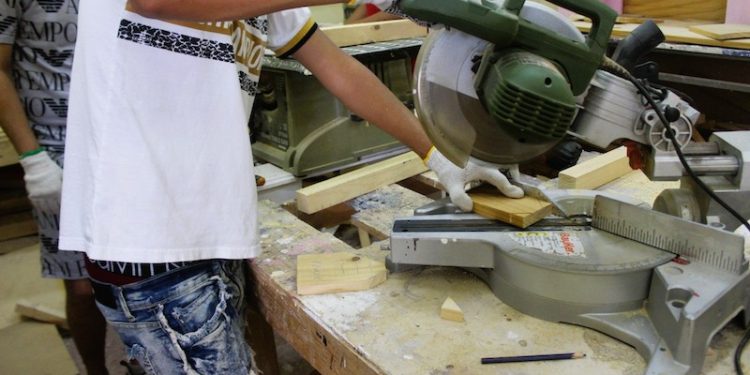 Jóvenes del Centro de Internación Juvenil aprenden oficio en taller de carpintería