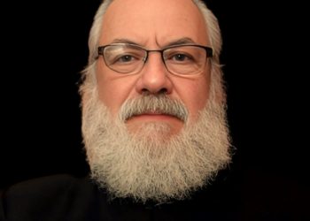 Donde la tierra sujeta y el viento despierta