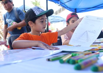 Niñas y niños descubren la ex estación ferroviaria Alto Barranco pintando en el Día de los Patrimonios en verano