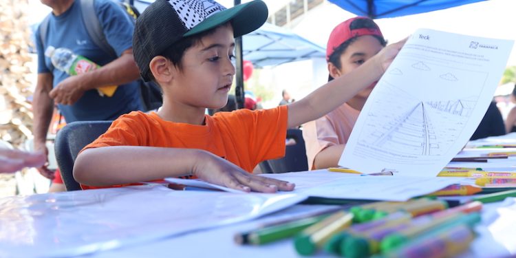 Niñas y niños descubren la ex estación ferroviaria Alto Barranco pintando en el Día de los Patrimonios en verano