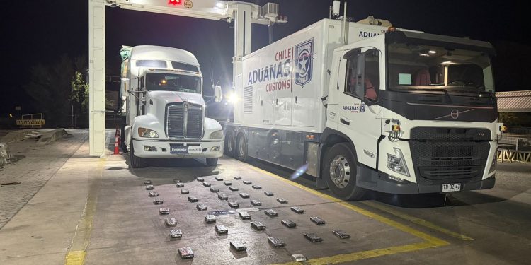 Aduanas intercepta 45 kilos de cocaína en camión verdulero